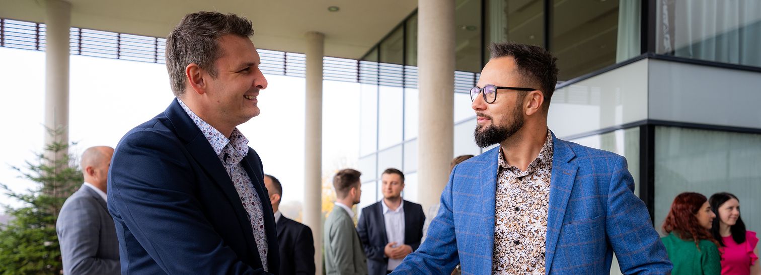 První krok, <br> spojte se s námi.